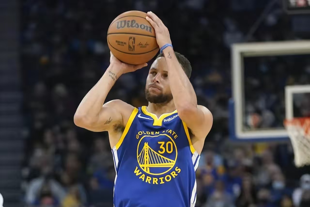 库里迎来二十赛季高光表现,巴塞罗那球迷沸腾!的简单介绍 库里迎来二十赛季高光表现,巴塞罗那球迷沸腾!的简单介绍